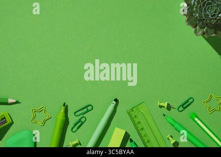 Hellgrünes Schreibwarenbanner. Stifte, Stifte, Marker, Klemmbretter, Pins, notizblock, Spitzer, Haftnotizen, Radierer, Lineal. Platz für Ihren Text. Stockfoto