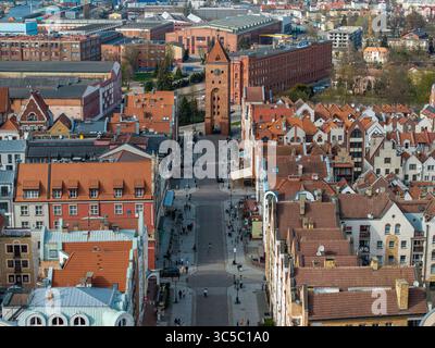Die Hauptfußgängerzone in der Altstadt von Elbląg führt zum Kirchturm in der Ferne Stockfoto