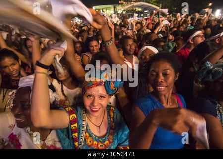 19. August 2017, Cali, Valle del Cauca, Kolumbien: Afro-kolumbianische Menschen tanzen, singen und genießen während eines Konzerts mit traditioneller Musik des kolumbianischen Pazifiks. Das Petronio Alvarez Festival isl widmet sich der Kultur, Folklore und Afro-Nachkommen des kolumbianischen Pazifiks und denjenigen, die direkt damit in Verbindung stehen: Musik, Tänze, Kunsthandwerk, Essen usw. Sie findet im August in Cali, Kolumbien, statt. (Kreditbild: © Daniel Romero/Vwpics/VW Pics via ZUMA Wire) Stockfoto