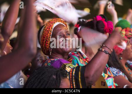 19. August 2017, Cali, Valle del Cauca, Kolumbien: Afro-kolumbianische Menschen tanzen, singen und genießen während eines Konzerts mit traditioneller Musik des kolumbianischen Pazifiks. Das Petronio Alvarez Festival isl widmet sich der Kultur, Folklore und Afro-Nachkommen des kolumbianischen Pazifiks und denjenigen, die direkt damit in Verbindung stehen: Musik, Tänze, Kunsthandwerk, Essen usw. Sie findet im August in Cali, Kolumbien, statt. (Kreditbild: © Daniel Romero/Vwpics/VW Pics via ZUMA Wire) Stockfoto