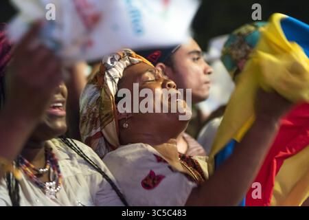 19. August 2017, Cali, Valle del Cauca, Kolumbien: Afro-kolumbianische Menschen tanzen, singen und genießen während eines Konzerts mit traditioneller Musik des kolumbianischen Pazifiks. Das Petronio Alvarez Festival isl widmet sich der Kultur, Folklore und Afro-Nachkommen des kolumbianischen Pazifiks und denjenigen, die direkt damit in Verbindung stehen: Musik, Tänze, Kunsthandwerk, Essen usw. Sie findet im August in Cali, Kolumbien, statt. (Kreditbild: © Daniel Romero/Vwpics/VW Pics via ZUMA Wire) Stockfoto