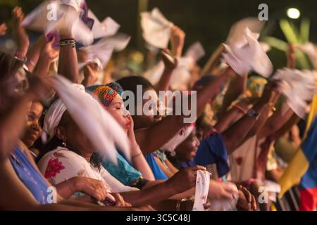 19. August 2017, Cali, Valle del Cauca, Kolumbien: Afro-kolumbianische Menschen tanzen, singen und genießen während eines Konzerts mit traditioneller Musik des kolumbianischen Pazifiks. Das Petronio Alvarez Festival isl widmet sich der Kultur, Folklore und Afro-Nachkommen des kolumbianischen Pazifiks und denjenigen, die direkt damit in Verbindung stehen: Musik, Tänze, Kunsthandwerk, Essen usw. Sie findet im August in Cali, Kolumbien, statt. (Kreditbild: © Daniel Romero/Vwpics/VW Pics via ZUMA Wire) Stockfoto