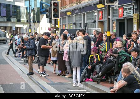 Broad Street, Birmingham 30. Juli 2025: Die Fans von Ozzy Osbourne beginnen, sich entlang der Broad Street in Birmingham in der Nähe der Black Sabbath Bridge vor Ozzy Osbourne's Trauerzug zu versammeln, der voraussichtlich am Mittwoch, 30. Juli um 13:00 Uhr hier endet. Es wird geschätzt, dass zwischen 6 und 10 Tausend Menschen die Straßen von Birmingham säumen, um ihren Respekt zu erweisen. Quelle: British News und Media/Alamy Live News Stockfoto