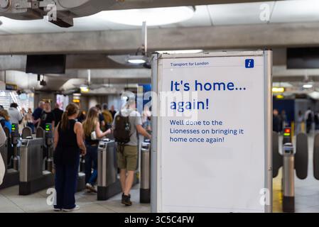 Transport nach London Botschaft in Westminster Station für Siegerparade für das England Womens Team, das den Sieg der Europameisterschaft feiert Stockfoto