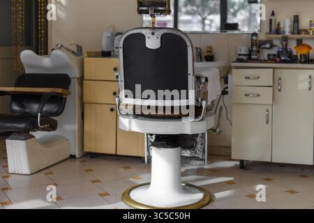 Stilvoller Vintage-Friseurstuhl. Friseur-Friseur-Inneneinrichtung. Friseurstuhl. Barbershop-Sessel. Friseur und Friseur, Vintag Stockfoto