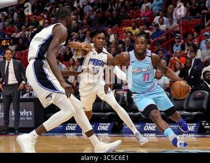 27. Januar 2020, Miami, FL, USA: Miami Heat Guard Dion Waiters (11) fährt am Montag, 27. Januar 2020 in Miami gegen Orlando Magic Forward Wes Iwundu (25) und Mo Bamba (5). Die Hitze hat gewonnen, 113-92. (Kreditbild: © TNS via ZUMA Wire) Stockfoto