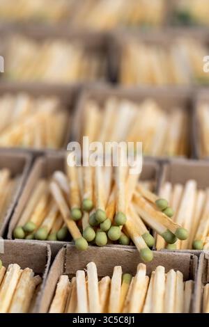 Streichholzschachteln mit Streichhölzern mit Schwefel zur Zündung in Nahaufnahme, offene Streichholzschachteln mit neuen Streichhölzern aus Naturholz Stockfoto