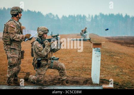 28. Januar 2020: Bemowo Piskie, Polen – Ein US-Soldat, der der Blitztruppe, 3. Geschwader, 2. Kavallerie-Regiment, zugewiesen ist, führt am 28. Januar 2020 in Bemowo Piskie, Polen, ein M320-Granatwerfer-Qualifikationstraining durch, um die verstärkte Präsenz der NATO-Kampfgruppe Polen zu unterstützen. Die verstärkte Vorwärtspräsenz der NATOs besteht aus vier Bataillons-großen Kampfgruppen, die sich ständig rotierend nach Estland, Lettland, Litauen und Polen entsenden, um die Entschlossenheit und Fähigkeit der allianceâ zu demonstrieren, als Reaktion auf jegliche Aggression gegen ihre Mitglieder als Einheit zu agieren. (Kreditbild: © U Stockfoto