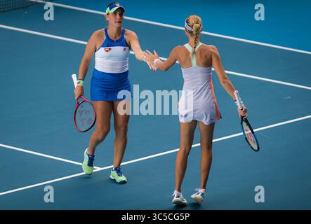 29. Januar 2020, Melbourne, AUSTRALIEN: Timea Babos aus Ungarn und Kristina Mladenovic aus Frankreich spielen Doppel beim Australian Open Grand Slam Tennis Turnier 2020 (Foto: © AFP7 Via ZUMA Wire) Stockfoto