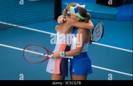 29. Januar 2020, Melbourne, AUSTRALIEN: Timea Babos aus Ungarn und Kristina Mladenovic aus Frankreich spielen Doppel beim Australian Open Grand Slam Tennis Turnier 2020 (Foto: © AFP7 Via ZUMA Wire) Stockfoto