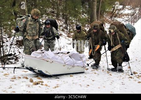 9. Januar 2020 – Fort McCoy, Wisconsin, USA – Schüler des Cold-Weather Operations Courses (CWOC) der Klasse 20-02 bewegen sich während des Trainings am 9. Januar 2020 auf Schneeschuhen durch Schnee und Gelände im Kantonment Fort McCoy, Wisconsin. Die CWOC-Schüler werden in einer Vielzahl von Themen für kaltes Wetter geschult, darunter Schneeschuhtraining und Skifahren sowie im Umgang mit Akio-Schlitten und anderer Ausrüstung. Die Ausbildung konzentriert sich auch auf Gelände- und Wetteranalysen, Risikomanagement, Kälteschutz, Entwicklung von Winterkampfpositionen auf dem Feld, Tarnung und Verschleierung sowie zahlreiche andere wichtige Bereiche Stockfoto