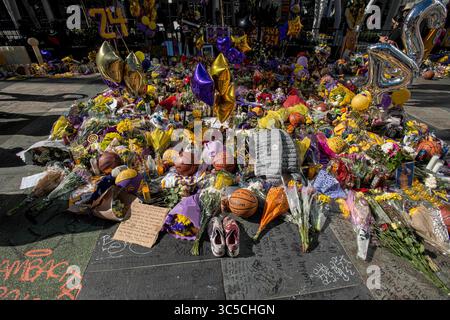 28. Januar 2020, Los Angeles, Kalifornien, USA: Fans versammeln sich am Dienstag, 28. Januar, in der ehemaligen Gedenkstätte der Los Angeles Lakers KOBE BRYANT vor dem Staples Center in Los Angeles, Kalifornien. Bryant, seine Tochter Gianna und sieben weitere wurden bei einem Hubschrauberabsturz am Sonntag, 26. Januar, in der Nähe von Calabasas, Kalifornien getötet. Foto von Justin L. Stewart (Credit Image: © Justin L. Stewart/ZUMA Wire) Stockfoto