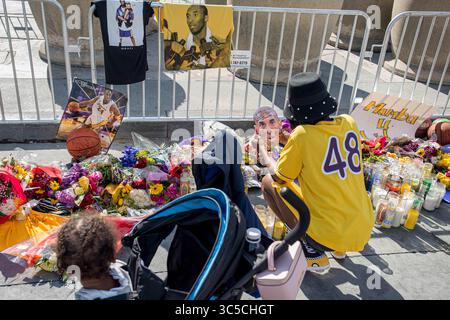 28. Januar 2020, Los Angeles, Kalifornien, USA: Fans versammeln sich am Dienstag, 28. Januar, in der ehemaligen Gedenkstätte der Los Angeles Lakers KOBE BRYANT vor dem Staples Center in Los Angeles, Kalifornien. Bryant, seine Tochter Gianna und sieben weitere wurden bei einem Hubschrauberabsturz am Sonntag, 26. Januar, in der Nähe von Calabasas, Kalifornien getötet. Foto von Justin L. Stewart (Credit Image: © Justin L. Stewart/ZUMA Wire) Stockfoto