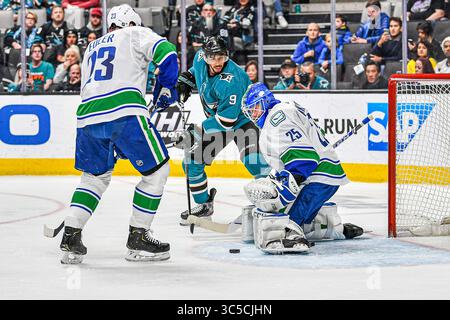 29. Januar 2020: Evander Kane (9) versucht, einen Puck an den Vancouver Canucks-Torhütern Jacob Markstrom (25) und Alexander Edler (23) im NHL-Spiel zwischen den Vancouver Canucks und den San Jose Sharks im SAP Center in San Jose, Kalifornien, zu bekommen. Chris Brown/CSM(Kreditbild: &Copy; Chris Brown/CSM via ZUMA Wire) Stockfoto