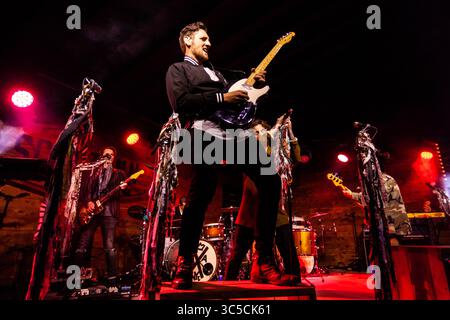 29. Januar 2020, Austin, Texas, USA: Die Indie Rock-Gruppe, amerikanische Autoren, tritt am 29. Januar 2020 (29.01.20) vor einer überfüllten Menschenmenge im Historic Scoot Inn in Austin, Texas auf. Foto von JAMES ADAM SHELLEY. (Bild: © Michael Mullenix/ZUMA Wire) Stockfoto