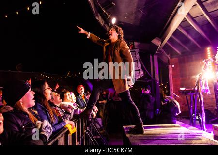 29. Januar 2020, Austin, Texas, USA: Die Indie Rock-Gruppe, amerikanische Autoren, tritt am 29. Januar 2020 (29.01.20) vor einer überfüllten Menschenmenge im Historic Scoot Inn in Austin, Texas auf. Foto von ZAC BARNETT. (Bild: © Michael Mullenix/ZUMA Wire) Stockfoto