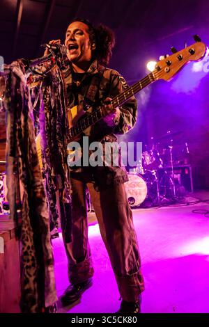 29. Januar 2020, Austin, Texas, USA: Die Indie Rock-Gruppe, amerikanische Autoren, tritt am 29. Januar 2020 (29.01.20) vor einer überfüllten Menschenmenge im Historic Scoot Inn in Austin, Texas auf. Foto von DAVE RUBLIN. (Bild: © Michael Mullenix/ZUMA Wire) Stockfoto