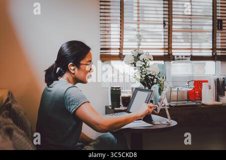 Geschäftsfrau Hand mit Handy und Laptop auf Tisch. Stockfoto