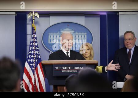 30. Januar 2020, Washington, District of Columbia, USA: Senior Counselor Kellyanne Conwayand ONDCP Director Jim Carroll hört, wie der stellvertretende Gesundheitsminister ADM Brett Giroir über die Bekämpfung der Opioid-Epidemie in den Vereinigten Staaten während eines Pressebriefings im Weißen Haus in Washington D.C. am Donnerstag, den 30. Januar 2020 spricht. Kredit: Joshua Lott / CNP (Bild: © Joshua Lott/CNP via ZUMA Wire) Stockfoto