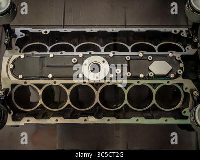 Der Jaguar V12 Motorblock Couchtisch im im im Flugzeugstil gestalteten Essbereich des Coffeeshops Area 51 Stockfoto