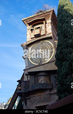 Der Uhrenturm des Rezo Gabriadze Marionettentheaters ist ein einzigartiges und ikonisches Wahrzeichen in Tiflis, Georgia, am 1. Januar 2025 Stockfoto