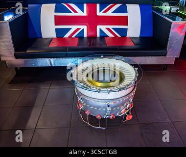 Das Sofa Union Flag befindet sich im Raum mit Raumstation und einem Beistelltisch für Flugzeuge. Stockfoto