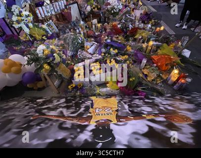 30. Januar 2020, Los Angeles, Kalifornien, USA: Am Donnerstag, den 30. Januar 2020, befindet sich ein Poster von Kobe Bryant in der Nähe des Staples Centers in der Innenstadt von Los Angeles, Kalifornien, in einer Gedenkstätte für den NBA-Star. Die Menschen kamen weiterhin in Erinnerung an Koby und Tochter Gigi an. JAVIER ROJAS/PI (Bild: © Prensa Internacional Via ZUMA Wire) Stockfoto
