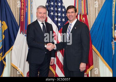 31. Januar 2020 - Washington, District of Columbia, USA - Verteidigungsminister Mark T. Esper veranstaltet ein bilaterales Treffen mit dem italienischen Verteidigungsminister Lorenzo Guerini im Pentagon, Washington, D.C., Januar 31, 2020. (Abbildung: © DoD/ZUMA Wire/ZUMAPRESS.com) Stockfoto