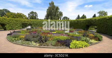 Lindenrund-Blumenkreuz im Grugapark Essen mit einer Bronzeskulptur einer Speerwerferin aus dem Jahr 1937 des Bildhauers und bildenden Künstlers Ern Stockfoto
