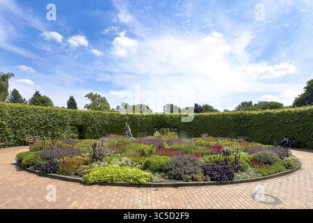 Lindenrund-Blumenkreuz im Grugapark Essen mit einer Bronzeskulptur einer Speerwerferin aus dem Jahr 1937 des Bildhauers und bildenden Künstlers Ern Stockfoto
