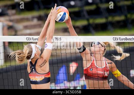 Düsseldorf, Deutschland. 30. Juli 2025. Beachvolleyball: Europameisterschaften, Gruppenbühne, Rochusclub. Ittlinger/Grüne (Deutschland) - Konink/Schoon (Niederlande). Sandra Ittlinger (l) blockiert einen Ball von Raisa Schoon. Quelle: Marius Becker/dpa/Alamy Live News Stockfoto