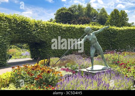 Blumenkreuz Lindenrund im Grugapark Essen, darin Skulptur Statue des Bronze-Speerwerfers von 1937 des Bildhauers Ernst Seger, Essen, Nordrhein-Westfalen Stockfoto