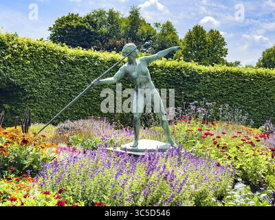 Skulptur Statue eines bronzenen Speerwerfers aus dem Jahr 1937 des Bildhauers und Künstlers Ernst Seger im Blumenkreislauf Lindenrund im Grugapark Essen, Essen, Nor Stockfoto