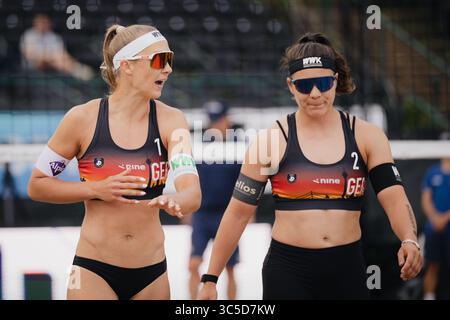 Düsseldorf, Deutschland. 30. Juli 2025. Beachvolleyball: Europameisterschaften, Gruppenbühne, Frauen, Rochusclub. Ittlinger/Grüne (Deutschland) - Konink/Schoon (Niederlande). Anna-Lena Grüne(r) und Sandra Ittlinger sprechen während des Spiels. Quelle: Marius Becker/dpa/Alamy Live News Stockfoto