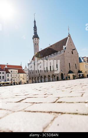 Das historische Rathaus von Tallinn (Tallinna raekoda) befindet sich auf dem Raekoja-Platz im Zentrum der Altstadt von Tallinn, Estland Stockfoto