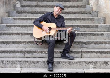 Exeter, Großbritannien. 29. Juli 2025 Alan Fletcher und seine Band wurden im Rahmen der UK-Tour in Exeter Phoenix vorgestellt, um sein neuestes Album Back to School zu bewerben. Alan ist ein australischer Bühnen-, Fernseh- und Filmschauspieler und ist vor allem für seine Rolle als Dr. Karl Kennedy bekannt. Mit dem er 1994 begann. Alans musikalische Karriere begann mit der Band Waiting Room, die Alan 2004 mit Tommy Rando und Chris Hawker gründete. Alan teilt sich ein Selfie mit einem Fan vor dem Veranstaltungsort, bevor sein Auftritt beginnt. Quelle: Mark Passmore/ Alamy Live News Stockfoto