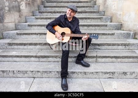 Exeter, Großbritannien. 29. Juli 2025 Alan Fletcher und seine Band wurden im Rahmen der UK-Tour in Exeter Phoenix vorgestellt, um sein neuestes Album Back to School zu bewerben. Alan ist ein australischer Bühnen-, Fernseh- und Filmschauspieler und ist vor allem für seine Rolle als Dr. Karl Kennedy bekannt. Mit dem er 1994 begann. Alans musikalische Karriere begann mit der Band Waiting Room, die Alan 2004 mit Tommy Rando und Chris Hawker gründete. Alan teilt sich ein Selfie mit einem Fan vor dem Veranstaltungsort, bevor sein Auftritt beginnt. Quelle: Mark Passmore/ Alamy Live News Stockfoto