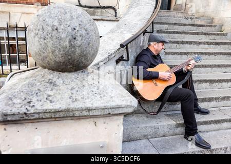 Exeter, Großbritannien. 29. Juli 2025 Alan Fletcher und seine Band wurden im Rahmen der UK-Tour in Exeter Phoenix vorgestellt, um sein neuestes Album Back to School zu bewerben. Alan ist ein australischer Bühnen-, Fernseh- und Filmschauspieler und ist vor allem für seine Rolle als Dr. Karl Kennedy bekannt. Mit dem er 1994 begann. Alans musikalische Karriere begann mit der Band Waiting Room, die Alan 2004 mit Tommy Rando und Chris Hawker gründete. Alan teilt sich ein Selfie mit einem Fan vor dem Veranstaltungsort, bevor sein Auftritt beginnt. Quelle: Mark Passmore/ Alamy Live News Stockfoto
