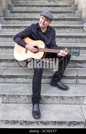 Exeter, Großbritannien. 29. Juli 2025 Alan Fletcher und seine Band wurden im Rahmen der UK-Tour in Exeter Phoenix vorgestellt, um sein neuestes Album Back to School zu bewerben. Alan ist ein australischer Bühnen-, Fernseh- und Filmschauspieler und ist vor allem für seine Rolle als Dr. Karl Kennedy bekannt. Mit dem er 1994 begann. Alans musikalische Karriere begann mit der Band Waiting Room, die Alan 2004 mit Tommy Rando und Chris Hawker gründete. Alan teilt sich ein Selfie mit einem Fan vor dem Veranstaltungsort, bevor sein Auftritt beginnt. Quelle: Mark Passmore/ Alamy Live News Stockfoto