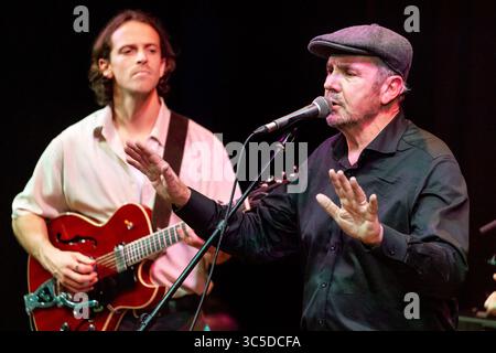 Exeter, Großbritannien. 29. Juli 2025 Alan Fletcher und seine Band wurden im Rahmen der UK-Tour in Exeter Phoenix vorgestellt, um sein neuestes Album Back to School zu bewerben. Alan ist ein australischer Bühnen-, Fernseh- und Filmschauspieler und ist vor allem für seine Rolle als Dr. Karl Kennedy bekannt. Mit dem er 1994 begann. Alans musikalische Karriere begann mit der Band Waiting Room, die Alan 2004 mit Tommy Rando und Chris Hawker gründete. Alan teilt sich ein Selfie mit einem Fan vor dem Veranstaltungsort, bevor sein Auftritt beginnt. Quelle: Mark Passmore/ Alamy Live News Stockfoto