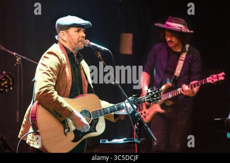 Exeter, Großbritannien. 29. Juli 2025 Alan Fletcher und seine Band wurden im Rahmen der UK-Tour in Exeter Phoenix vorgestellt, um sein neuestes Album Back to School zu bewerben. Alan ist ein australischer Bühnen-, Fernseh- und Filmschauspieler und ist vor allem für seine Rolle als Dr. Karl Kennedy bekannt. Mit dem er 1994 begann. Alans musikalische Karriere begann mit der Band Waiting Room, die Alan 2004 mit Tommy Rando und Chris Hawker gründete. Alan teilt sich ein Selfie mit einem Fan vor dem Veranstaltungsort, bevor sein Auftritt beginnt. Quelle: Mark Passmore/ Alamy Live News Stockfoto