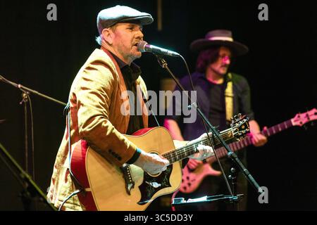 Exeter, Großbritannien. 29. Juli 2025 Alan Fletcher und seine Band wurden im Rahmen der UK-Tour in Exeter Phoenix vorgestellt, um sein neuestes Album Back to School zu bewerben. Alan ist ein australischer Bühnen-, Fernseh- und Filmschauspieler und ist vor allem für seine Rolle als Dr. Karl Kennedy bekannt. Mit dem er 1994 begann. Alans musikalische Karriere begann mit der Band Waiting Room, die Alan 2004 mit Tommy Rando und Chris Hawker gründete. Alan teilt sich ein Selfie mit einem Fan vor dem Veranstaltungsort, bevor sein Auftritt beginnt. Quelle: Mark Passmore/ Alamy Live News Stockfoto