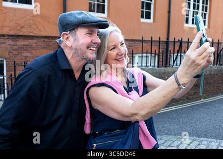 Exeter, Großbritannien. 29. Juli 2025 Alan Fletcher und seine Band wurden im Rahmen der UK-Tour in Exeter Phoenix vorgestellt, um sein neuestes Album Back to School zu bewerben. Alan ist ein australischer Bühnen-, Fernseh- und Filmschauspieler und ist vor allem für seine Rolle als Dr. Karl Kennedy bekannt. Mit dem er 1994 begann. Alans musikalische Karriere begann mit der Band Waiting Room, die Alan 2004 mit Tommy Rando und Chris Hawker gründete. Alan teilt sich ein Selfie mit einem Fan vor dem Veranstaltungsort, bevor sein Auftritt beginnt. Quelle: Mark Passmore/ Alamy Live News Stockfoto