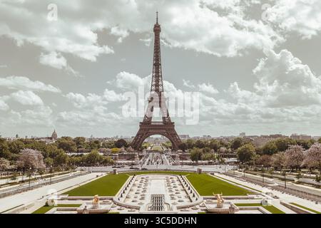 Frankreich, Paris - 03. Mai 2025 - der atemberaubende Blick auf den Eiffelturm mit Himmel und Wolken Hintergrund vom Aussichtspunkt Trocadero. Reiseziele in Paris, Stockfoto