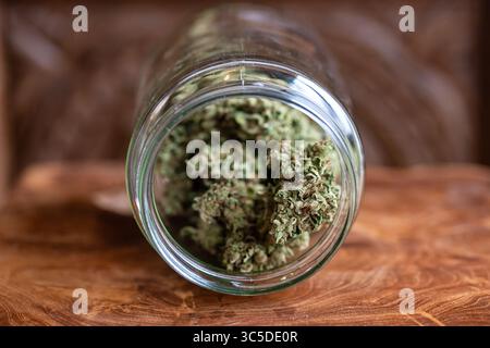 Selbst angebaute getrocknete Cannabis-Knospen in einem Glas Stockfoto