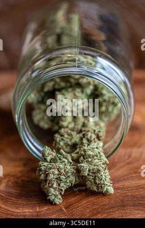 Glasgefäß mit getrockneten Cannabis-Marihuana-Knospen Stockfoto