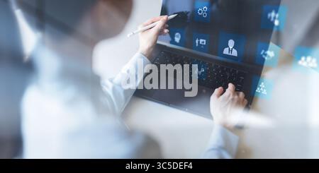 Geschäftsprozessmanagement und Workflow-Automatisierung auf einem digitalen Tablet dargestellt. Stockfoto