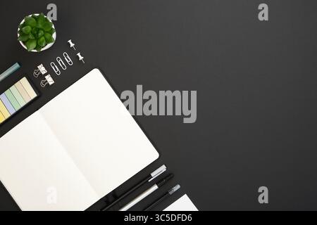 Banner mit schwarzem, weißem und grauem Schul- und Büropapier und Notiz auf schwarzem Hintergrund. Flach, Copyspace. Stockfoto
