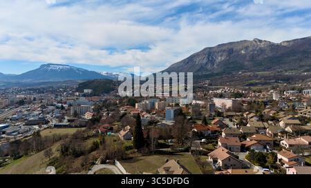 Panoramablick auf die Stadt Gap mit den Bergen in Frankreich Stockfoto
