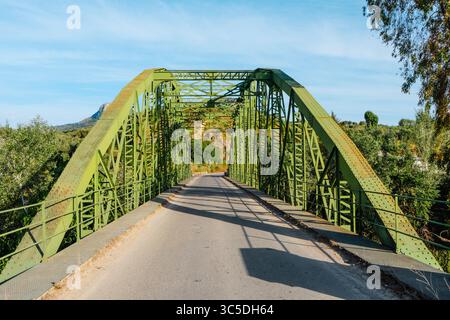 Die historische Luis de Arminan Brücke überspannt den Genil Fluss in einer ruhigen ländlichen Umgebung und verbindet zwei Städte, Cuevas de San Marcos und Encinas Reales, acr Stockfoto